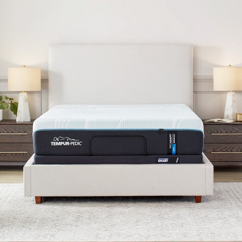 Close view of the Tempur-Pedic TEMPUR-Adapt cover and comfort layers